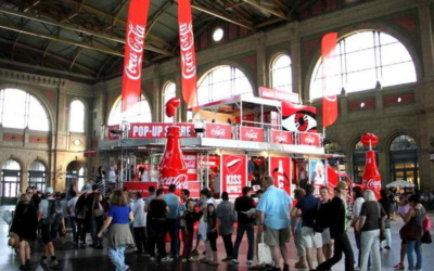 Butelki reklamowe Coca Cola.