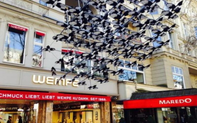 Konstrukcje reklamowe z wykorzystaniem figur reklamowych.