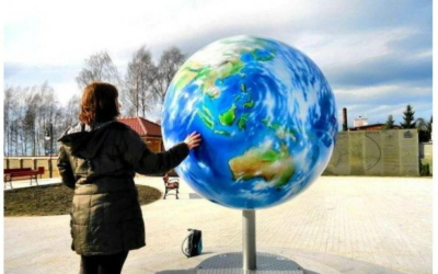 Promenada z globusem.