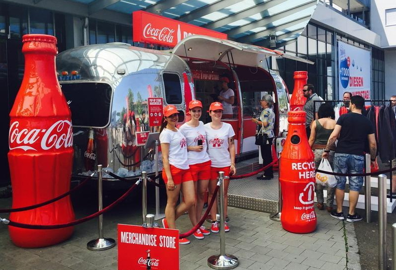 Reklamowe butelki Coca Cola recycle.