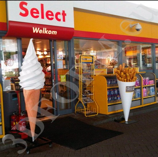 Figury reklamowe na stacjach benzynowych.