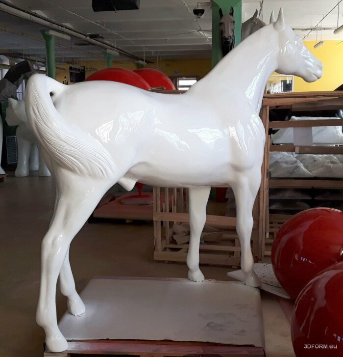 koń duży biały