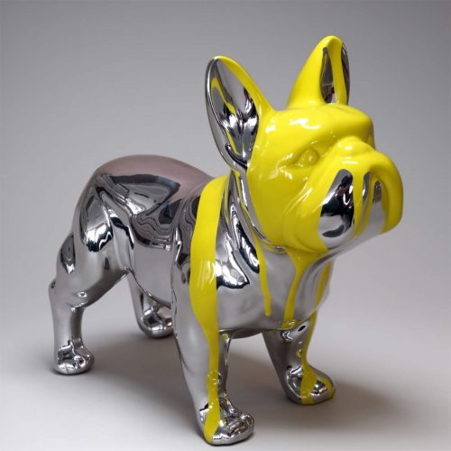 Mały stojący pies  bulldog, chrom oblany farbą