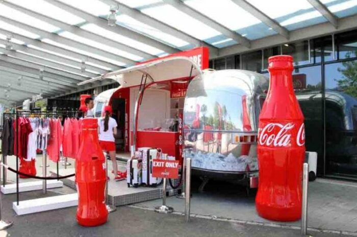 duża reklamowa butelka coca cola 250cm