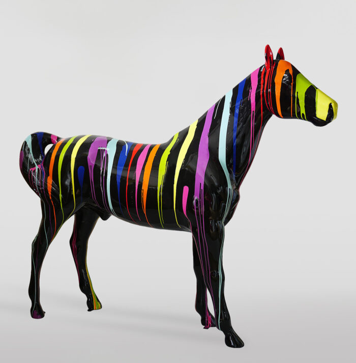 Kolorowa statua koń naturalnej wielkości czarny trash