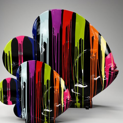 figura ryby z włókna szklanego w stylu pop art, czarna z pionowymi, kolorowymi smugami do dekoracji eventów i sklepów