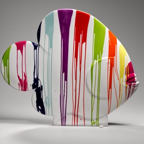 figura ryby z laminatu w białym tle z pionowymi, spływającymi kolorowymi pasami w stylu pop art, do dekoracji lub reklamy