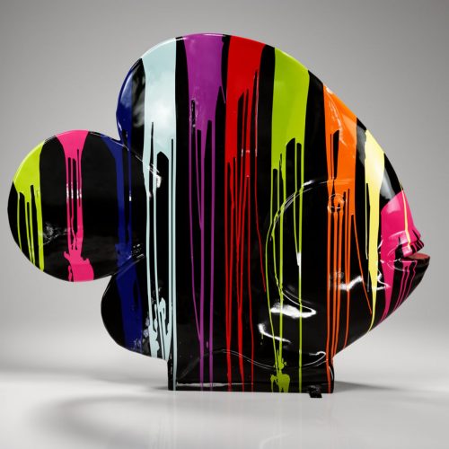 figura głowy w stylu pop art z włókna szklanego, czarna z pionowymi, kolorowymi smugami neonowymi, dekoracja reklamowa/event
