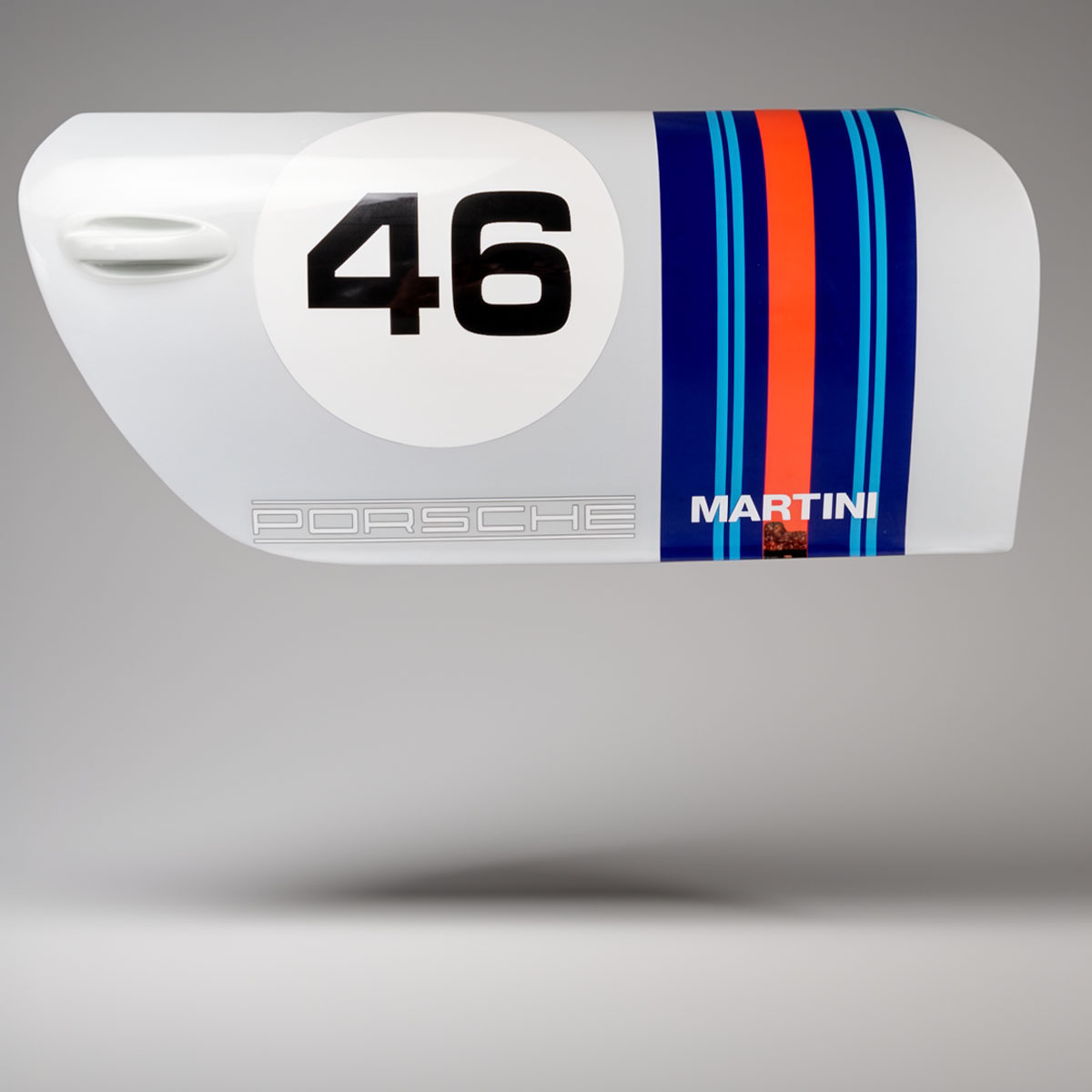 figura drzwi samochodu Porsche z numerem 46 w stylu Martini, laminat biały z niebiesko-czerwymi pasami