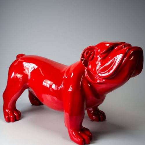 figura buldoga z włókna szklanego w jaskrawoczerwonym, gładka błyszcząca rzeźba w stylu pop art do dekoracji lub reklamy