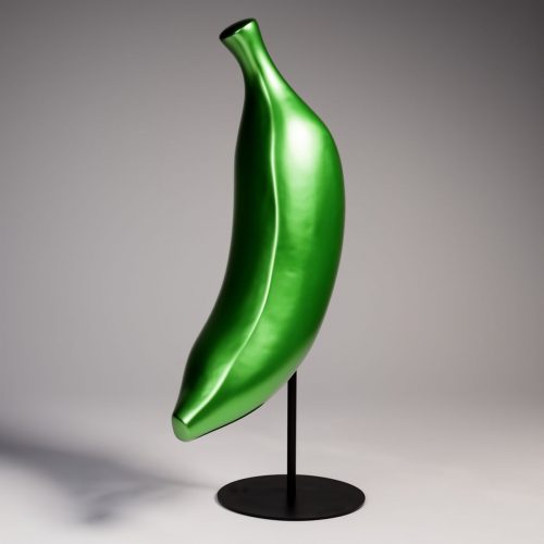 figura banana z włókna szklanego w zielonym, błyszczącym, minimalistycznym stylu na czarnym stojaku reklamowa dekoracja