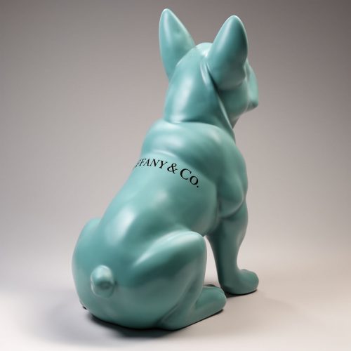 figura psa z włókna szklanego w kolorze Tiffany, styl nowoczesny reklamowy z napisem Tiffany & Co na grzbiecie