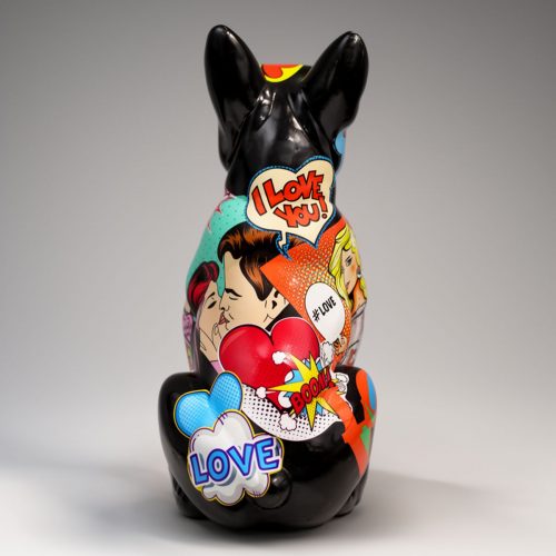figura psa z włókna szklanego w stylu pop art, czarna z kolorowymi komiksowymi grafikami i napisami LOVE, do dekoracji lub reklamy