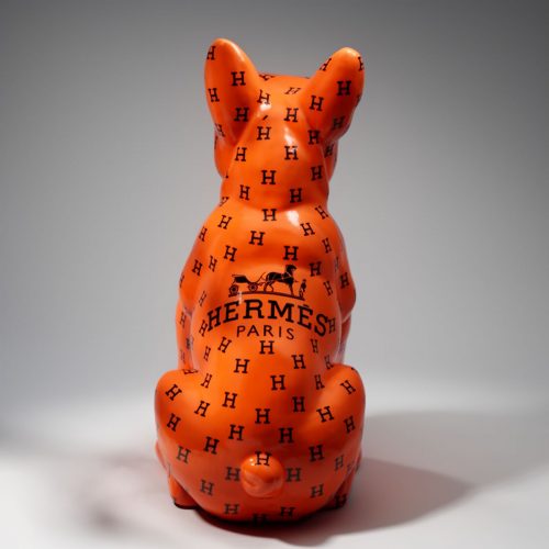 figura psa z włókna szklanego w pomarańczowym kolorze z logo Hermes Paris, styl pop art reklamowa