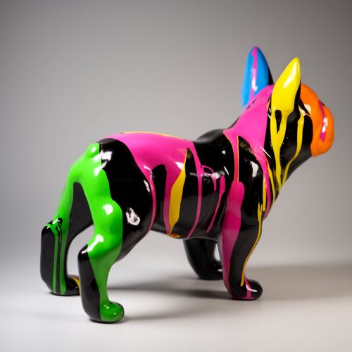 figura buldoga z laminatu w czarnym kolorze z jaskrawymi, spływającymi plamami różu, zieleni, żółci i pomarańczy, styl pop art