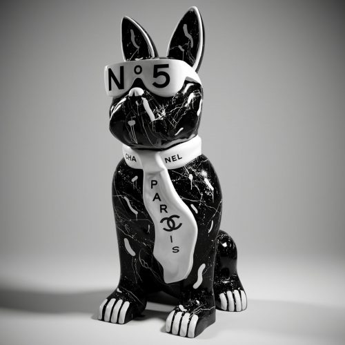 figura psa z włókna szklanego w czarno-białym, pop-artowym stylu z napisem N°5 i logo inspirowanym marką jako dekoracja reklamowa