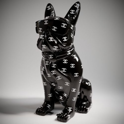 figura buldoga z włókna szklanego w czarnym połysku z białym logotypem, styl pop-art, dekoracja sklepu lub eventu