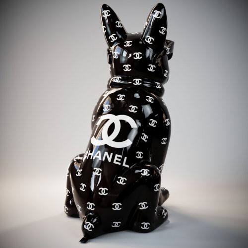 figura psa z włókna szklanego w stylu reklamowym, czarna rzeźba z białymi logo przypominającymi Chanel, błyszcząca dekoracja eventowa