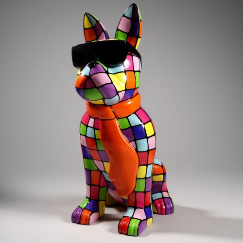 figura psa w stylu patchwork z włókna szklanego, kolorowa, geometryczna rzeźba z pomarańczowym szalikiem, idealna na reklamę lub event