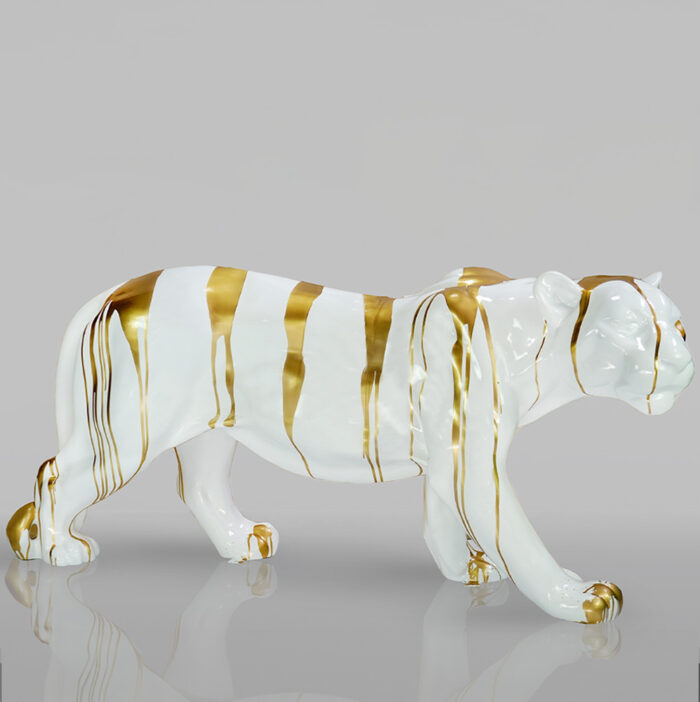 Biała Pantera stojąca naturalnych wymiarów - złoty trash
