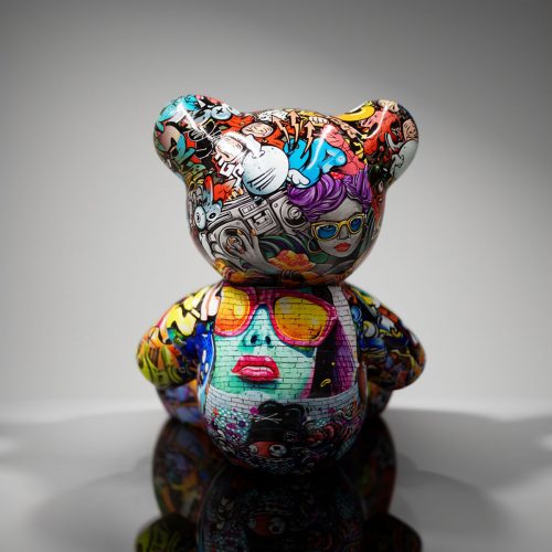 figura misia z laminatu w stylu street art, kolorowe graffiti i postacie, dekoracja reklamowa lub na eventy