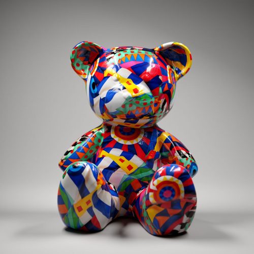 figura misia z włókna szklanego w kolorowy geometryczny wzór, dekoracja sklepu lub eventu rzeźba misia z laminatu w jaskrawych barwach, styl pop-art, ekspozycja w galerii handlowej figura pluszowego misia z włókna szklanego o abstrakcyjnym wielobarwnym wzorze, reklama i dekoracja wnętrz