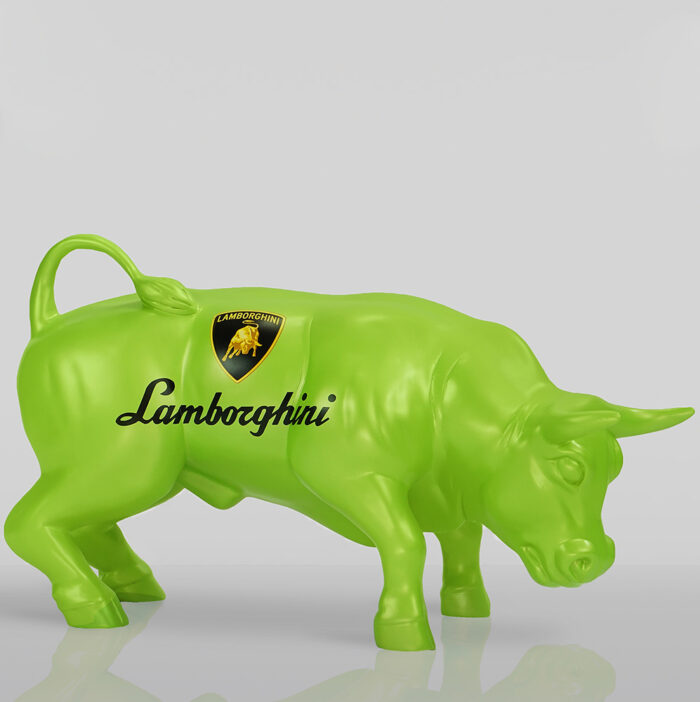 Zielona figurka byka z logo Lamborghini.