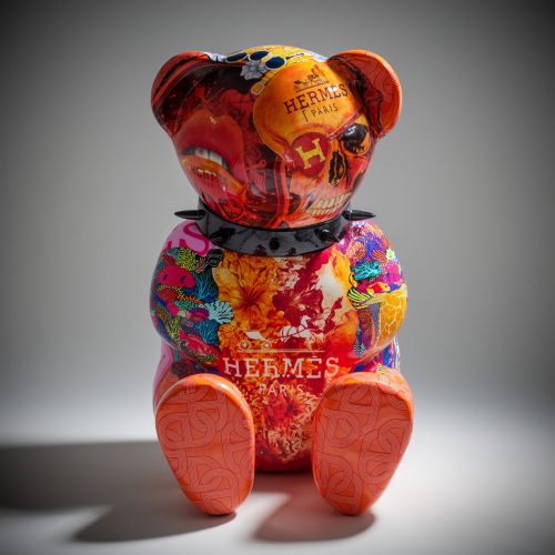 figura misia z włókna szklanego w stylu pop art, pomarańczowo-różowa z logo Hermès, kolorowa dekoracyjna rzeźba reklamowa