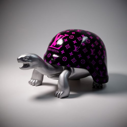 figura żółwia z włókna szklanego z czarną błyszczącą skorupą w różowy monogram Louis Vuitton, srebrne realistyczne ciało