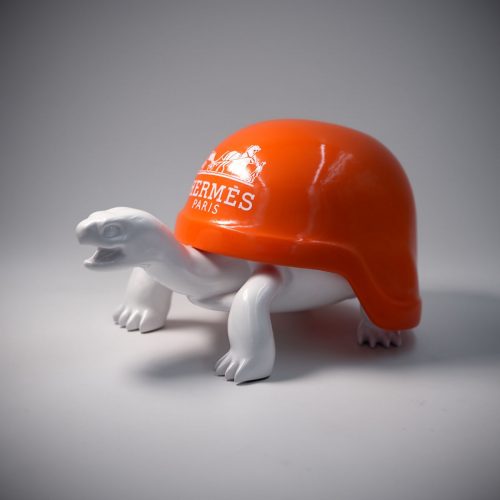 figura żółwia z pomarańczową skorupą z laminatu z logo Hermès, biały realistyczny korpus z włókna szklanego, dekoracja reklamowa/event