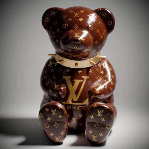 figura misia w stylu Louis Vuitton z laminatu, brązowa z złotym monogramem, elegancka dekoracja reklamowa
