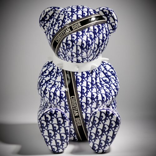 figura misia z laminatu w biało-granatowy monogram Dior, ozdobna rzeźba reklamowa w stylu luksusowym, idealna na eventy i wystawy