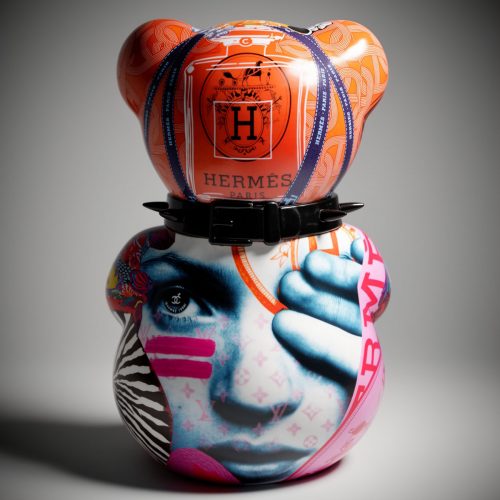 figura misia z laminatu z motywami Hermès i pop-art, pomarańczowo-różna, realistyczno-graficzna, do reklamy i wystawienia