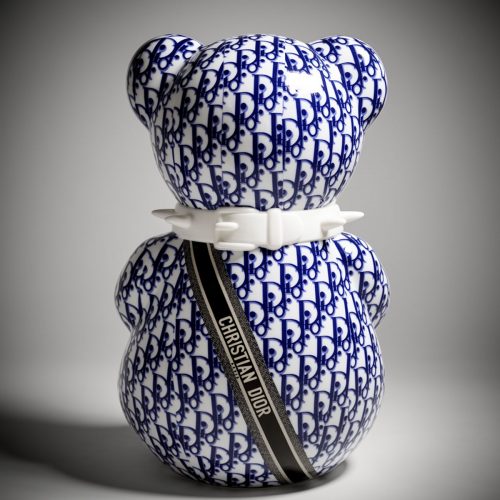 figura misia z włókna szklanego w biało‑niebieski monogram Dior, realistyczny styl, ozdobny biały kołnierz, reklamowa dekoracja sklepu