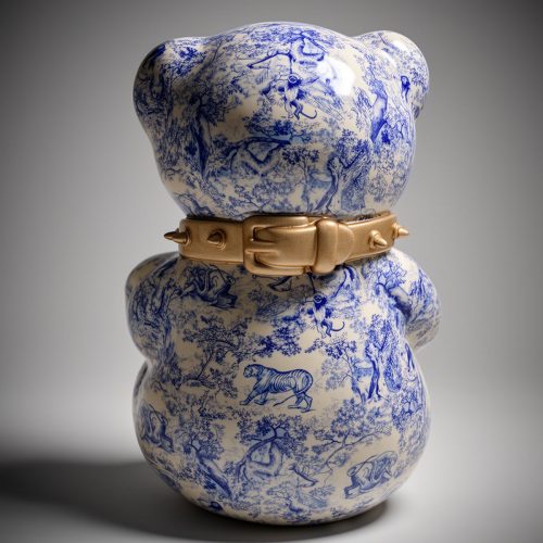 figura misia z włókna szklanego w stylu porcelanowym, biało-niebieska z ornamentami zwierzęcymi i złotym kolczastym obrożą