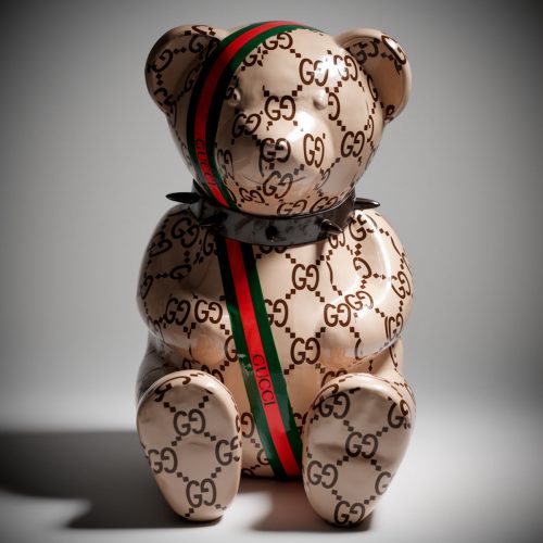 figura misia z włókna szklanego w beżowym laminacie z monogramem GG, luksusowy styl, czerwono-zielona taśma reklamowa Gucci
