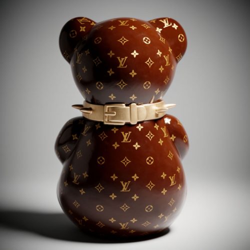 figura misia z laminatu w brązowym kolorze z monogramem LV i złotym obrożem, styl luksusowy reklamowo-dekoracyjny