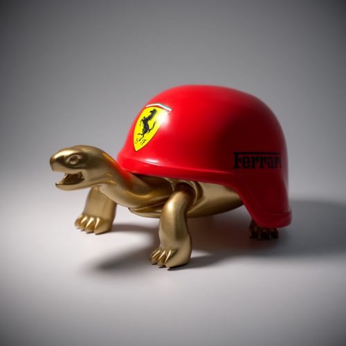 figura żółwia z czerwonym laminatowym pancerzem z logo Ferrari, złota realistyczna rzeźba reklamowa idealna na event lub galerię
