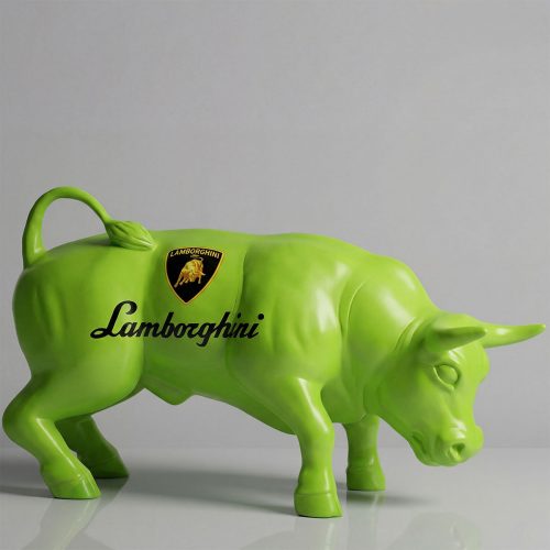 figura byka z włókna szklanego w zielonym laminacie, realistyczny styl z logo Lamborghini, dekoracja reklamowa