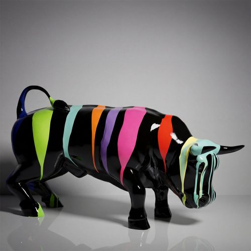 figura byka z włókna szklanego w połyskującym czarnym kolorze z kolorowymi, spływającymi pasami, styl pop art, dekoracja reklamowa