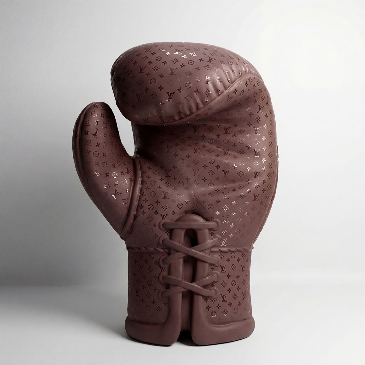 figura rękawicy bokserskiej z laminatu w brązowym kolorze, wzór monogramu luksusowej marki, styl realistyczny, dekoracja sklepu/event