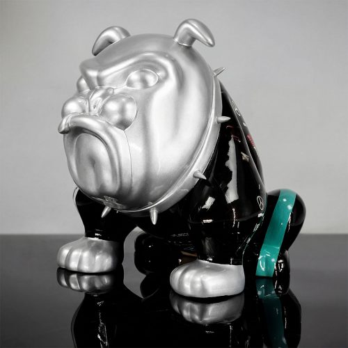 figura buldoga z laminatu w stylu pop art, srebrna głowa i łapy, czarne lśniące ciało z ćwiekami i zielonym pasem