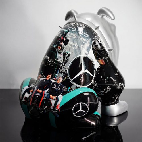 figura psa w stylu reklamowym z laminatu pokryta grafiką Mercedesa i kierowców F1, srebrno-czarna, nowoczesna dekoracja eventowa