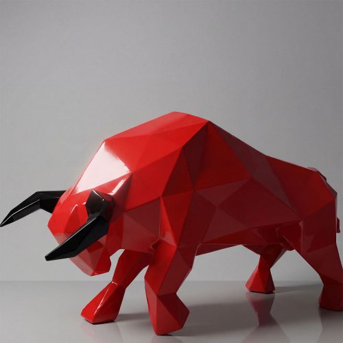 figura byka z włókna szklanego w geometrycznym stylu, błyszcząca czerwona rzeźba z czarnymi rogami, dekoracja reklamowa/Event