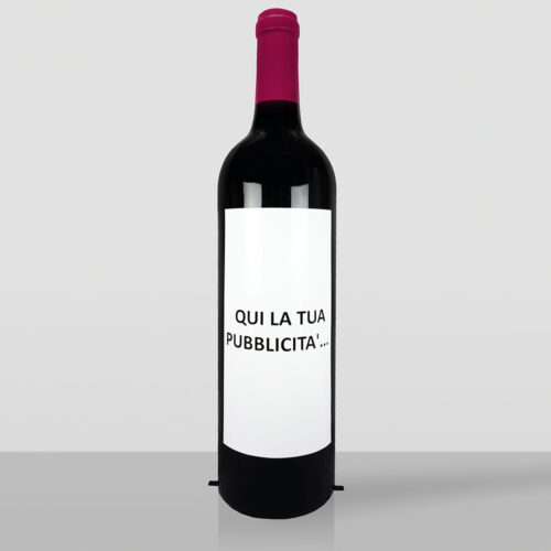 Butelka czerwonego wina z białą etykietą, na której znajduje się napis w języku włoskim 