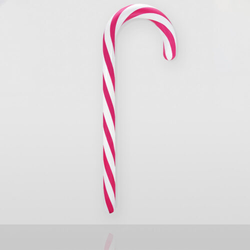 Laska cukrowa z czerwono-białymi spiralnymi paskami na białym tle z odbiciem na powierzchni pod spodem