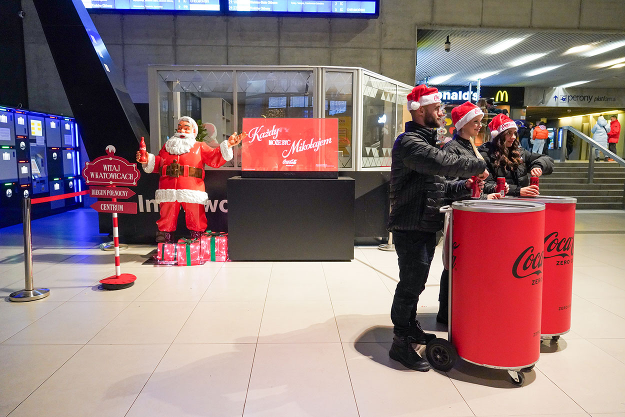 Każdy Może Być Mikołajem: Świąteczna Kampania Coca-Cola z Figurami Mikołaj 3 CAS05636