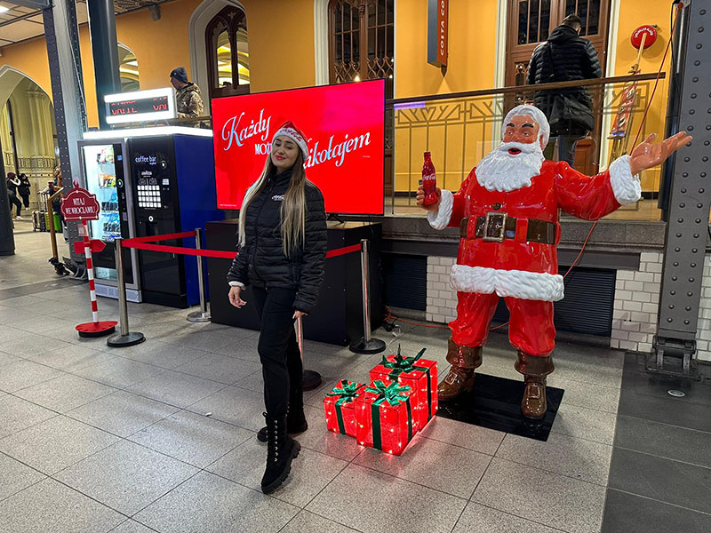 Każdy Może Być Mikołajem: Świąteczna Kampania Coca-Cola z Figurami Mikołaj 6 PHOTO 2024 12 03 15 36 15