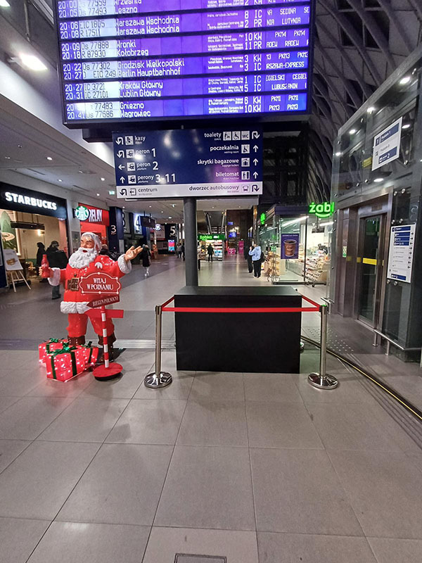 Każdy Może Być Mikołajem: Świąteczna Kampania Coca-Cola z Figurami Mikołaj 7 PHOTO 2024 12 03 20 16 59