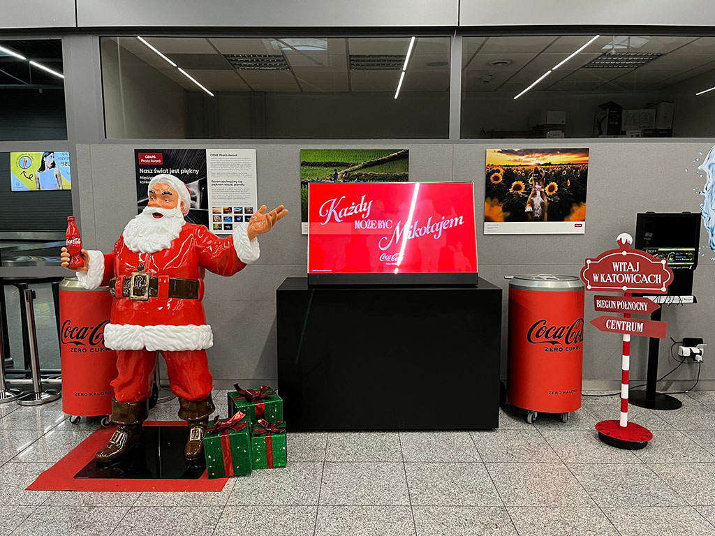 Każdy Może Być Mikołajem: Świąteczna Kampania Coca-Cola z Figurami Mikołaj 12 PHOTO 2024 12 16 14 03 37